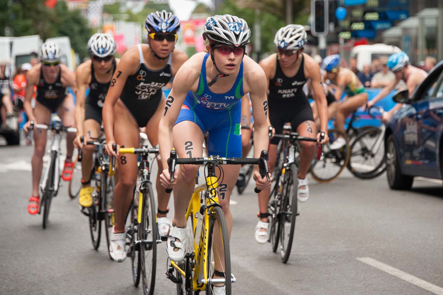 Alice Betto drives the main pack.