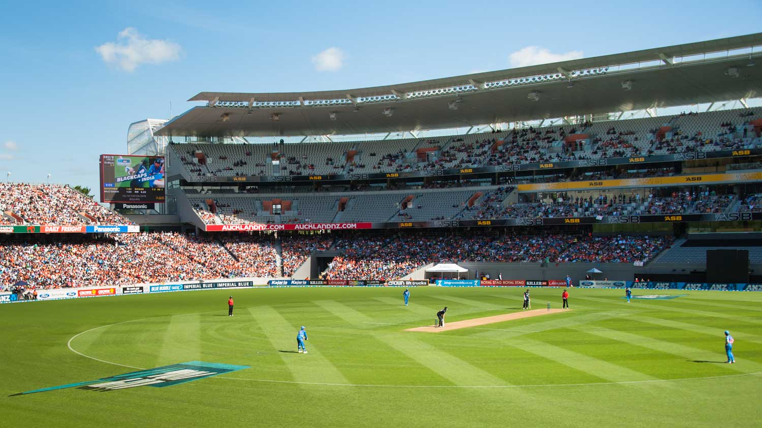 Mohammed Shami runs in to bowl to Tim Southee.