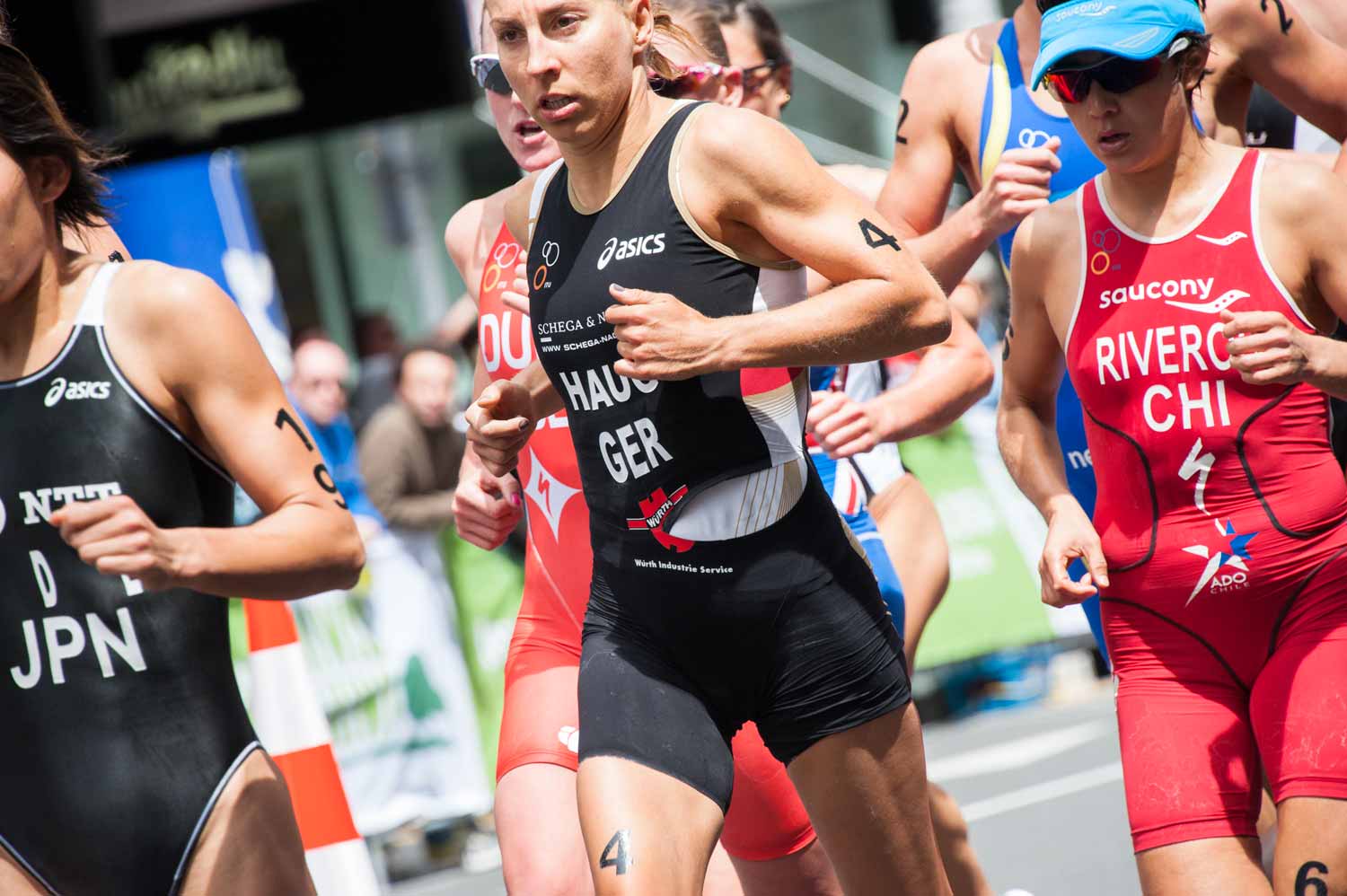 Anne Haug bides her time on the run before attacking on the final lap.